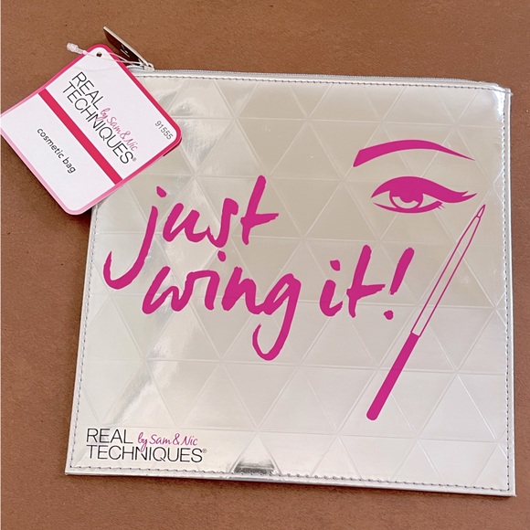 Real Techniques NWT “just wing it” cosmetic bag in holographic silver and pink - Picture 1 of 7